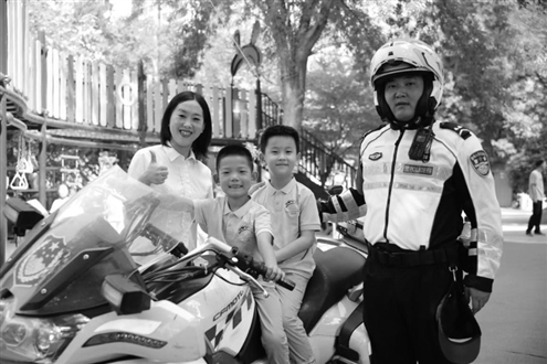 萌娃体验警用大功率摩托车